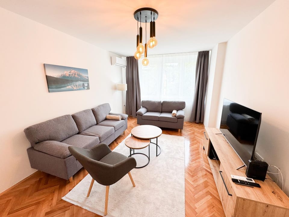 Communal lounge/ TV room, TV and multimedia, Living room, Seating area, Evening entertainment