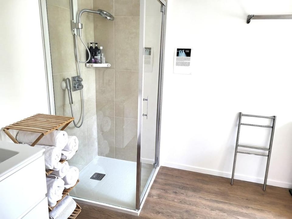 Shower, Bathroom, towels
