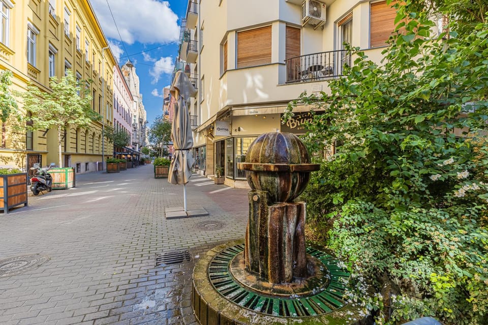 Day, Neighbourhood, City view, Street view, Location