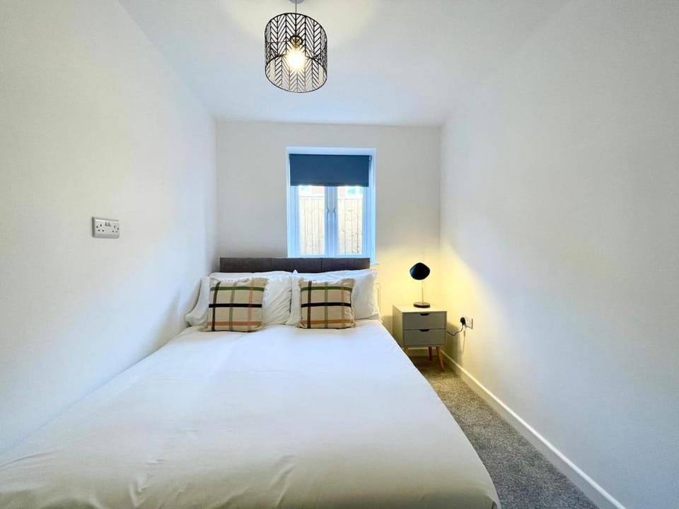 NEW Bungalow - near Quays - Ample Free Parking - Wi-Fi Apartment in Gloucester