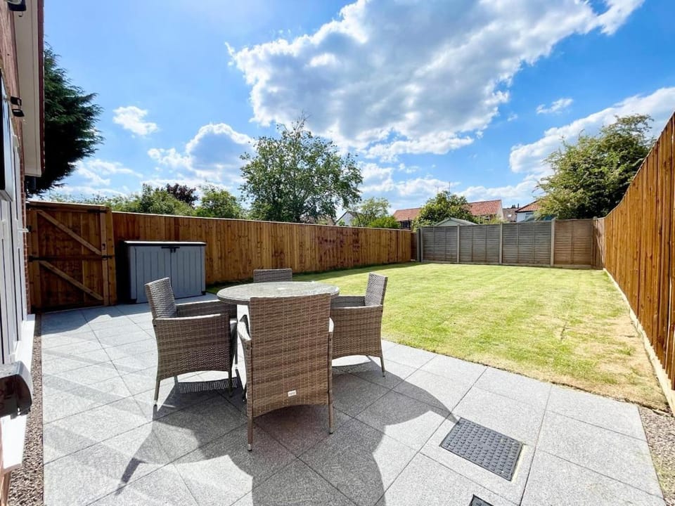 NEW Bungalow - near Quays - Ample Free Parking - Wi-Fi Apartment in Gloucester