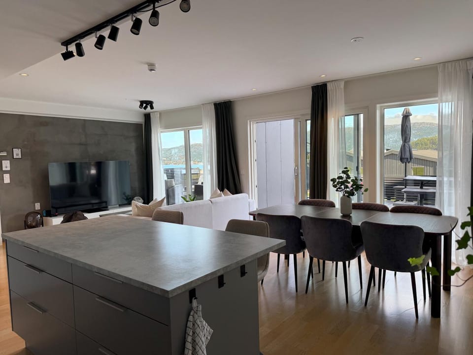TV and multimedia, Living room, Dining area, Sea view