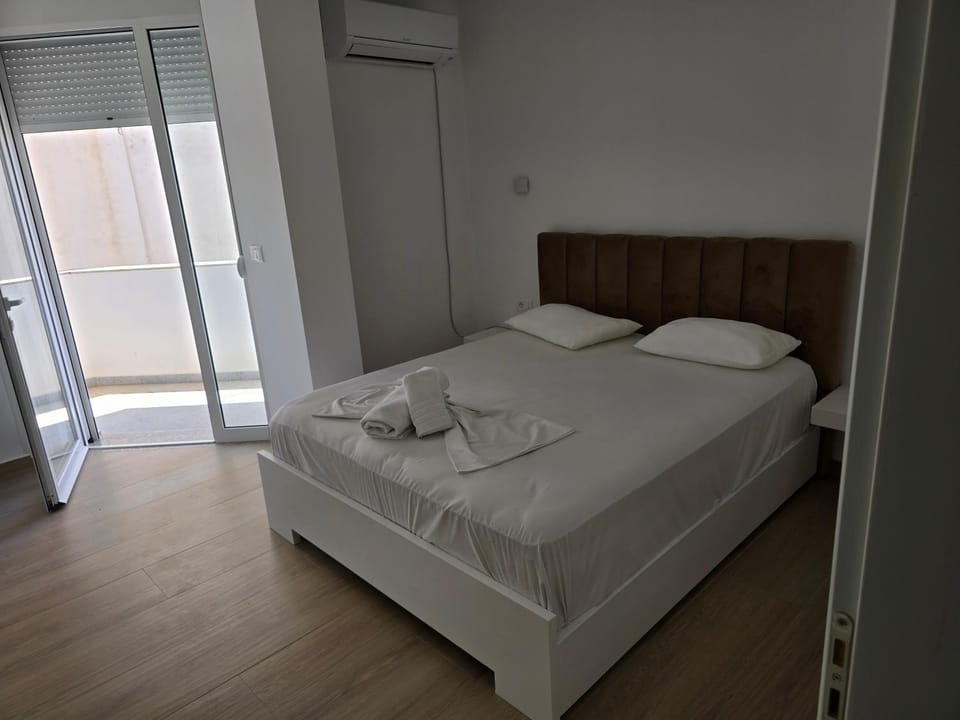 Bed, Photo of the whole room, Bedroom, air conditioner