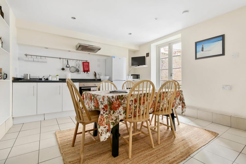 TV and multimedia, Kitchen or kitchenette, Dining area, oven, stove