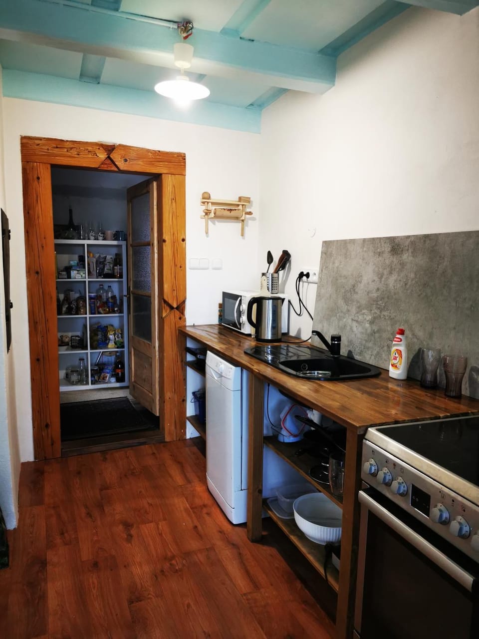Coffee/tea facilities, Kitchen or kitchenette, stove