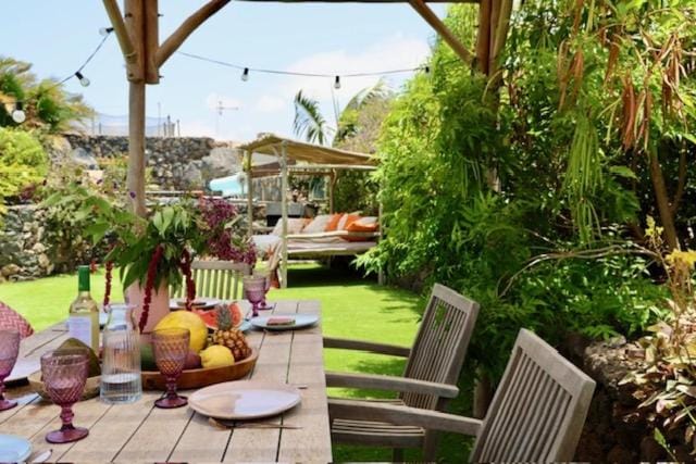 Patio, Day, Seating area, Dining area, Garden view