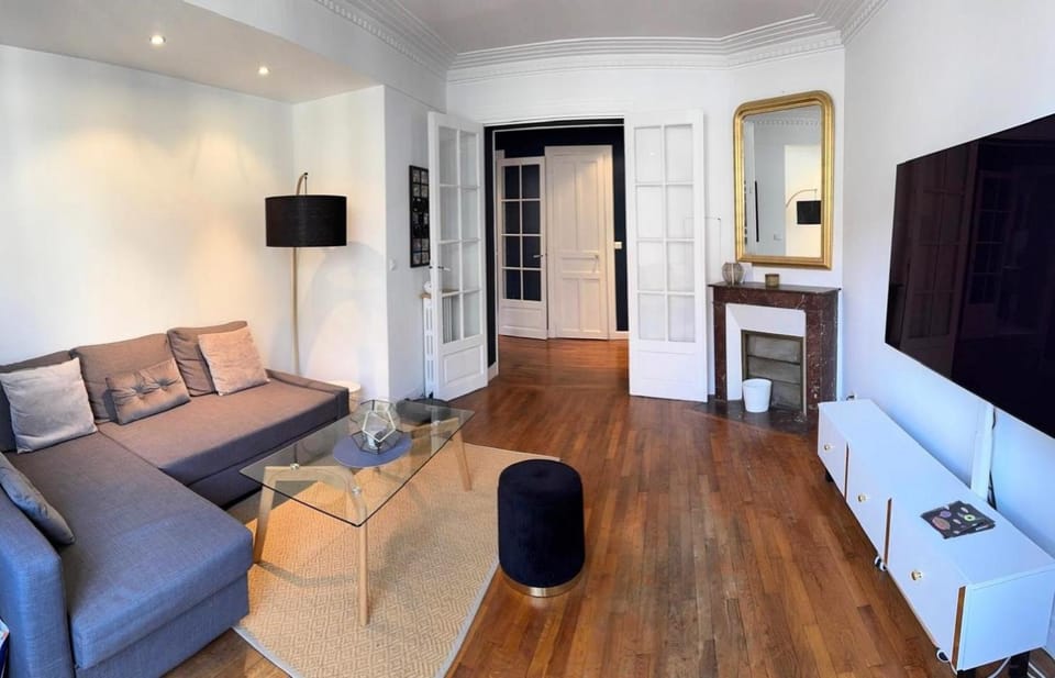 Superbe appartement Haussmanien à 4min de St Lazare et la Défense Apartment in Courbevoie