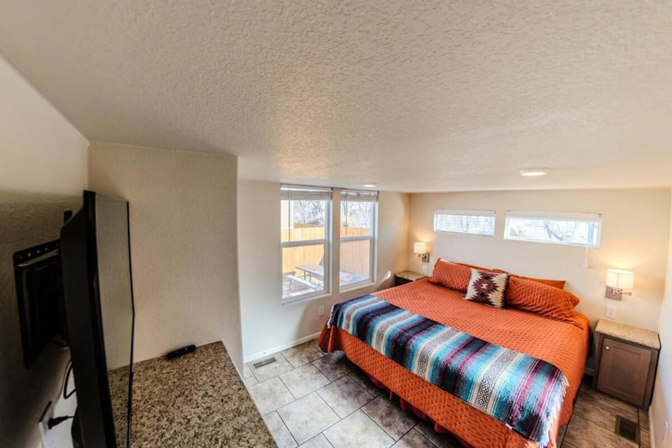 Bed, TV and multimedia, Photo of the whole room, Bedroom