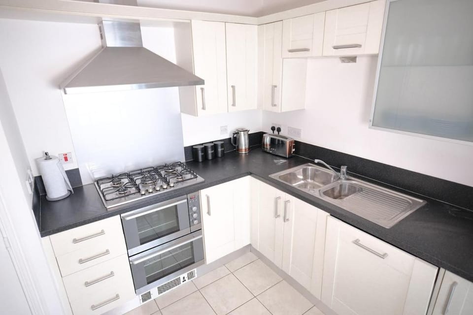 Coffee/tea facilities, Kitchen or kitchenette, dishwasher, oven, stove, toaster