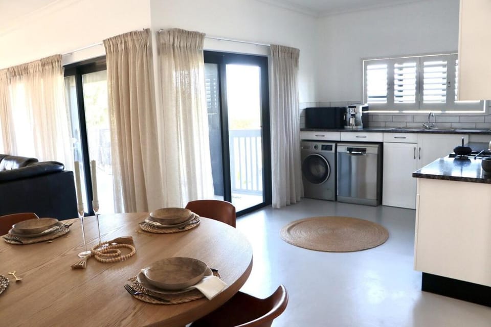 Kitchen or kitchenette, Dining area, dishwasher, oven, stove, toaster, washing machine