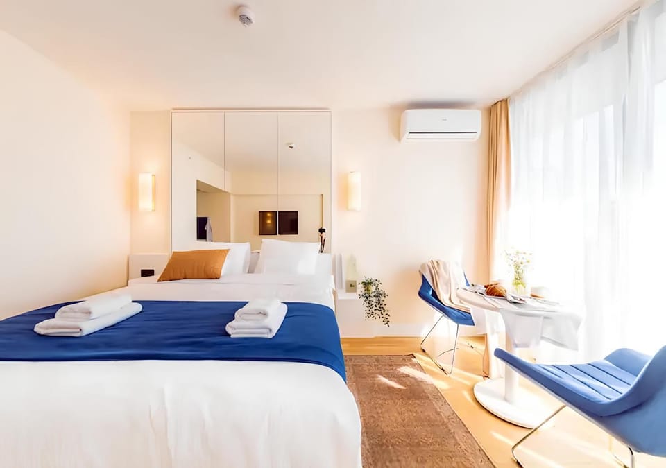 Bed, Living room, Photo of the whole room, Seating area, Bedroom, towels, air conditioner