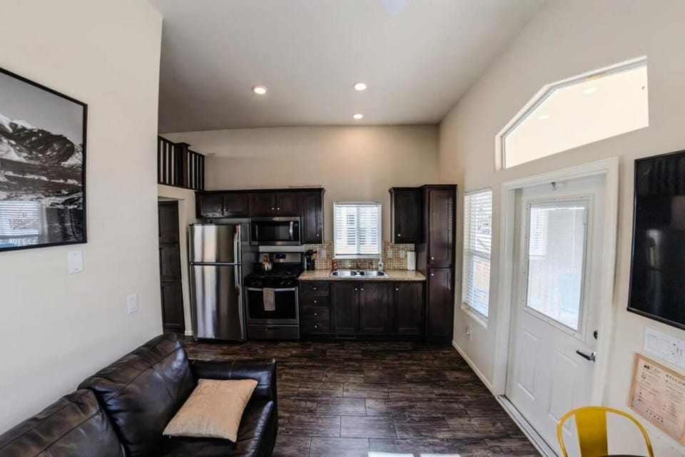 TV and multimedia, Kitchen or kitchenette, Seating area, Dining area, microwave, oven, stove