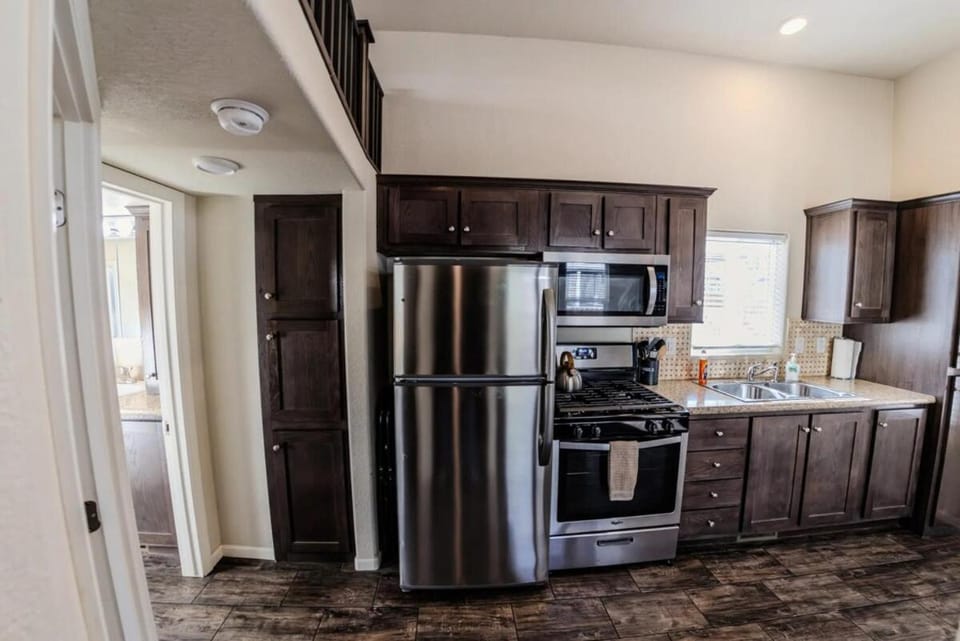 Kitchen or kitchenette, microwave, oven, stove