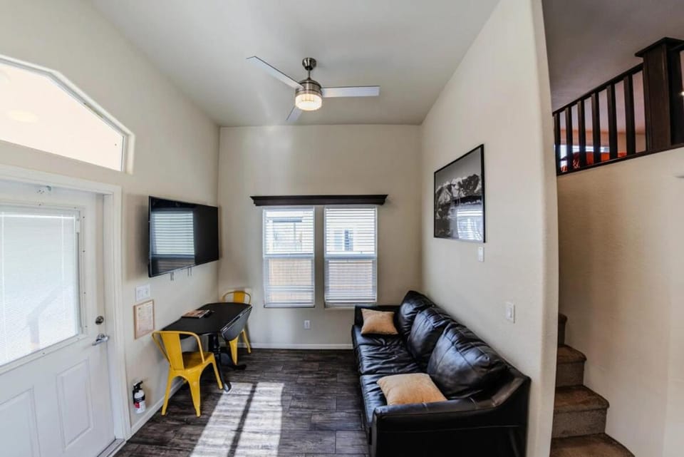 TV and multimedia, Living room, Seating area, Dining area