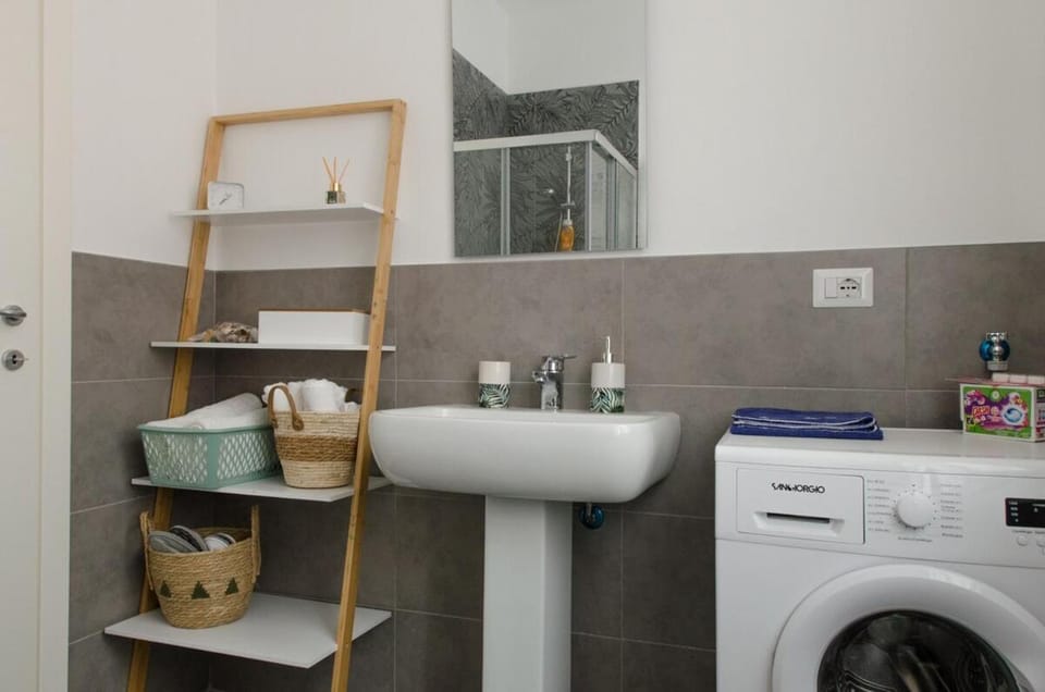 Bathroom, towels, washing machine