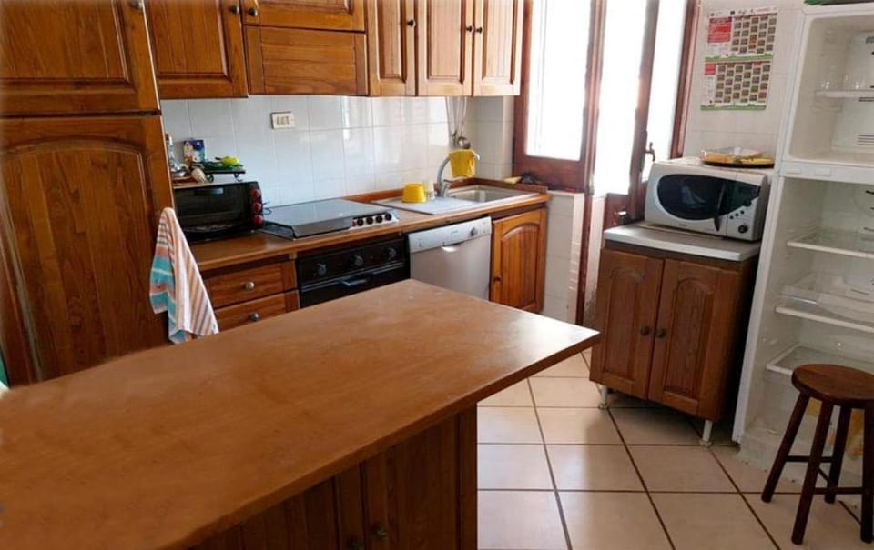 Kitchen or kitchenette, Dining area, dishwasher, oven, pet friendly, stove