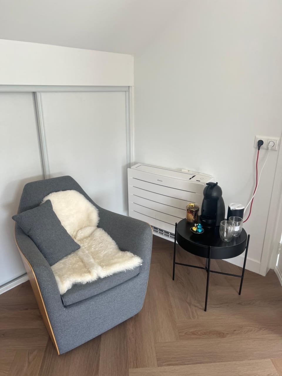 Ruime slaap kamer met werkplek en privé badkamer Leeuwarden bij Jacqueline Vacation rental in Leeuwarden