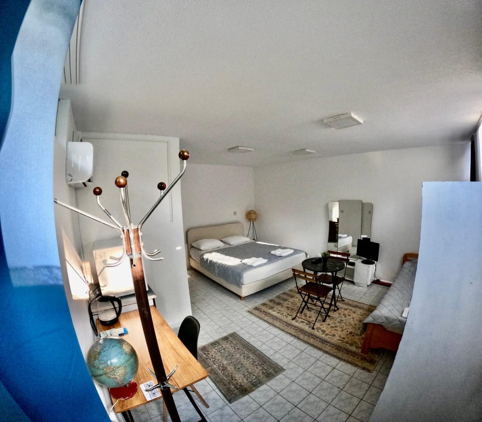 Bed, Photo of the whole room, Seating area, Bedroom