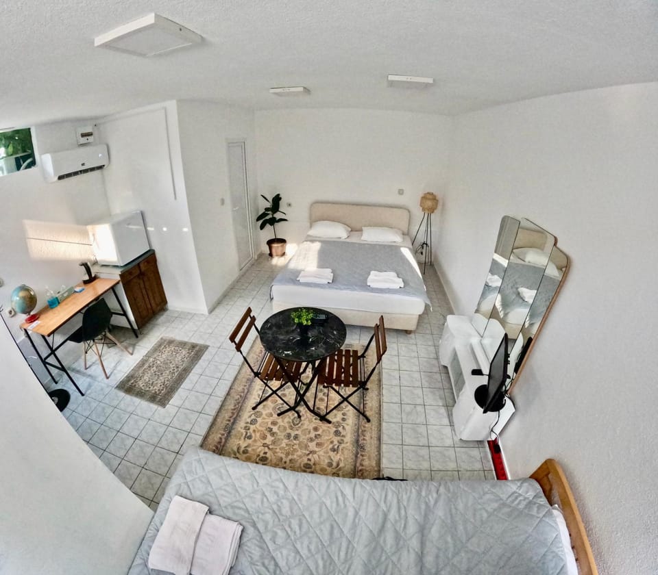 Bed, TV and multimedia, Living room, Photo of the whole room, Seating area, Bedroom