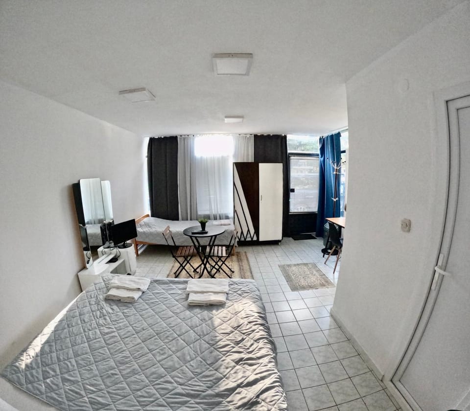 Bed, TV and multimedia, Photo of the whole room, Seating area, Bedroom, wardrobe