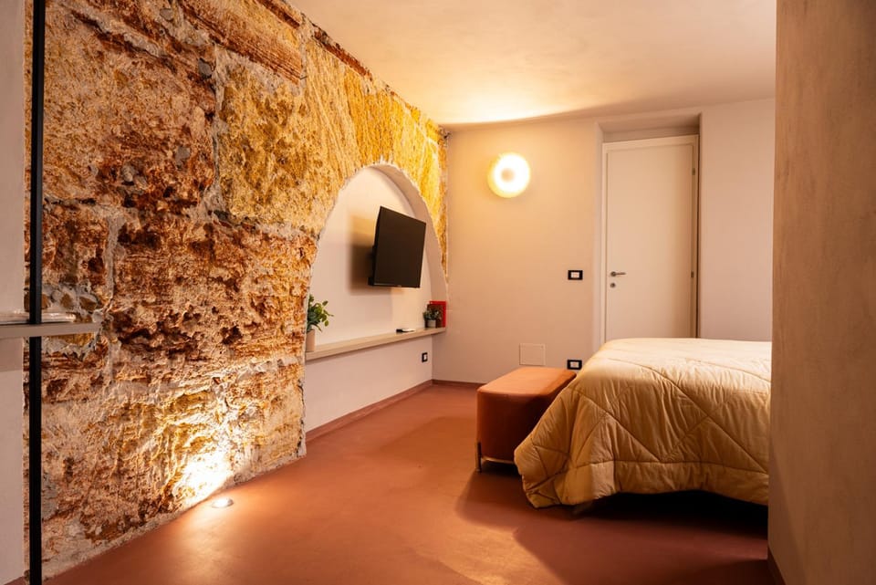 Bed, TV and multimedia, Photo of the whole room, Bedroom