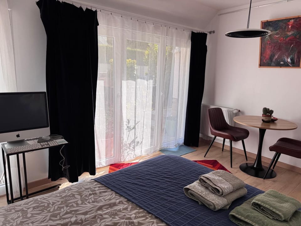 TV and multimedia, Photo of the whole room, Seating area