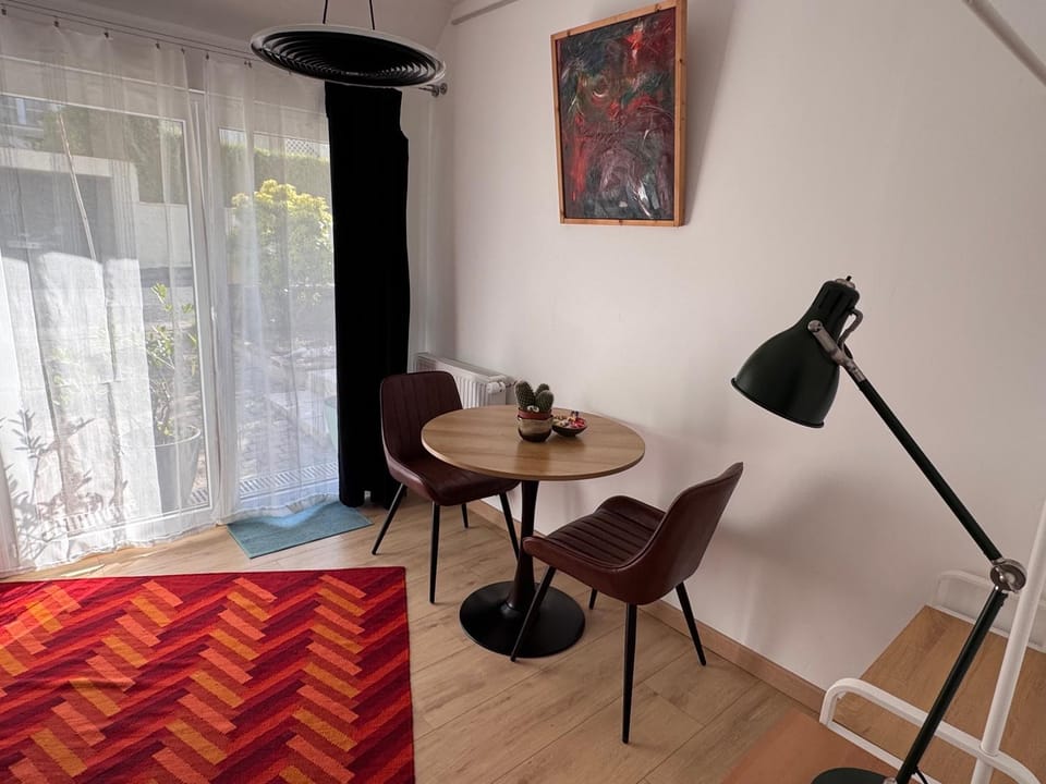 Seating area, Dining area