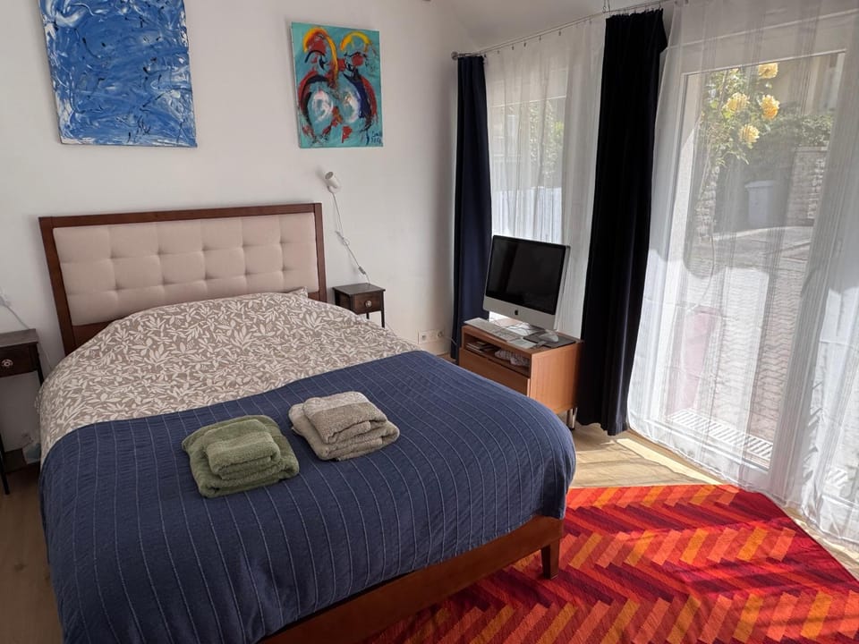 Bed, TV and multimedia, towels