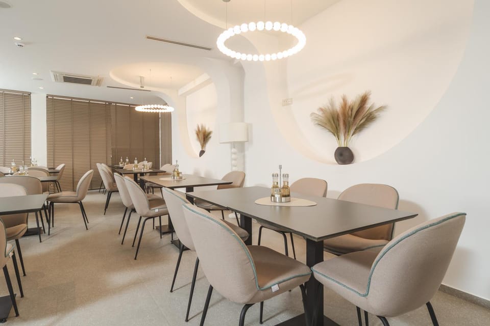 Restaurant/places to eat, Banquet/Function facilities, Seating area