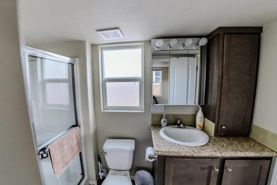 Shower, Toilet, Bathroom, towels