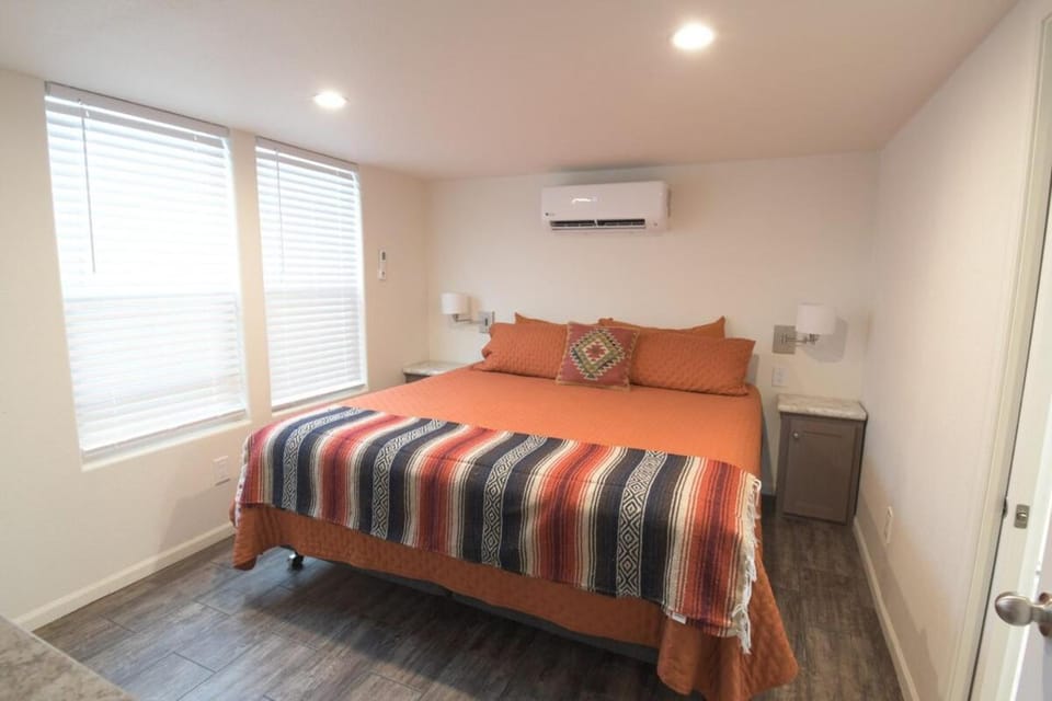 Bed, Photo of the whole room, Bedroom, air conditioner