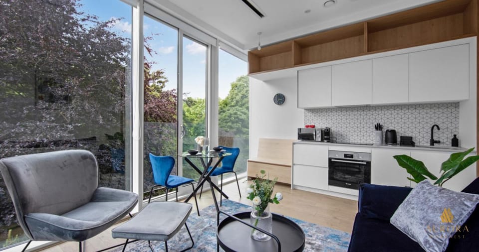 Stylish 2BDR Apartment With Cinema, Gym and Free Parking By Aurora WorkNest Short Lets & Serviced Accommodation London Apartment in Brentford