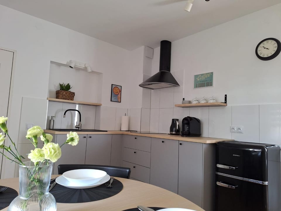Coffee/tea facilities, Kitchen or kitchenette, dishwasher, stove
