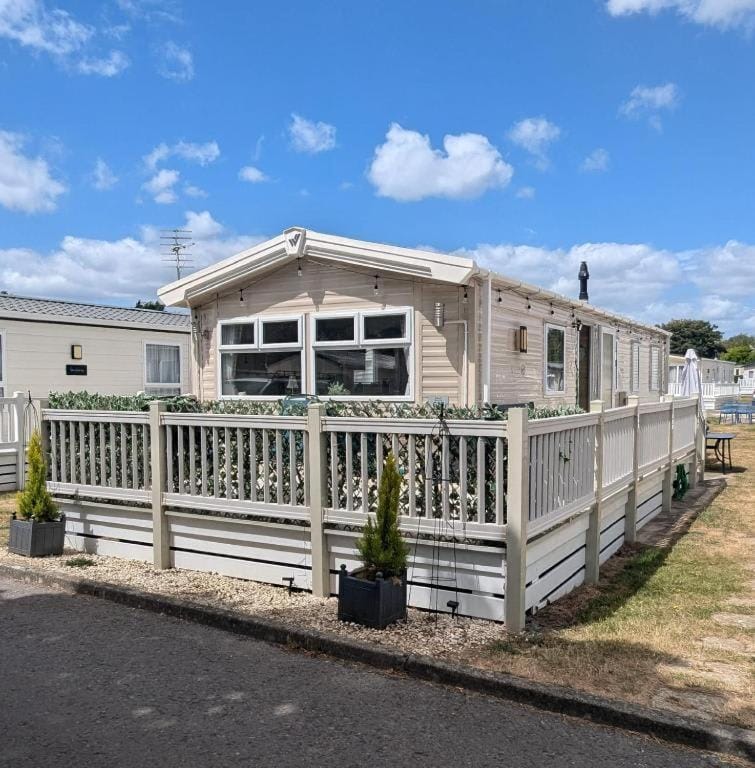 Casita De Cuervo at Shorefield Park - WIFI - Pet Friendly - Passes Included House in New Forest District