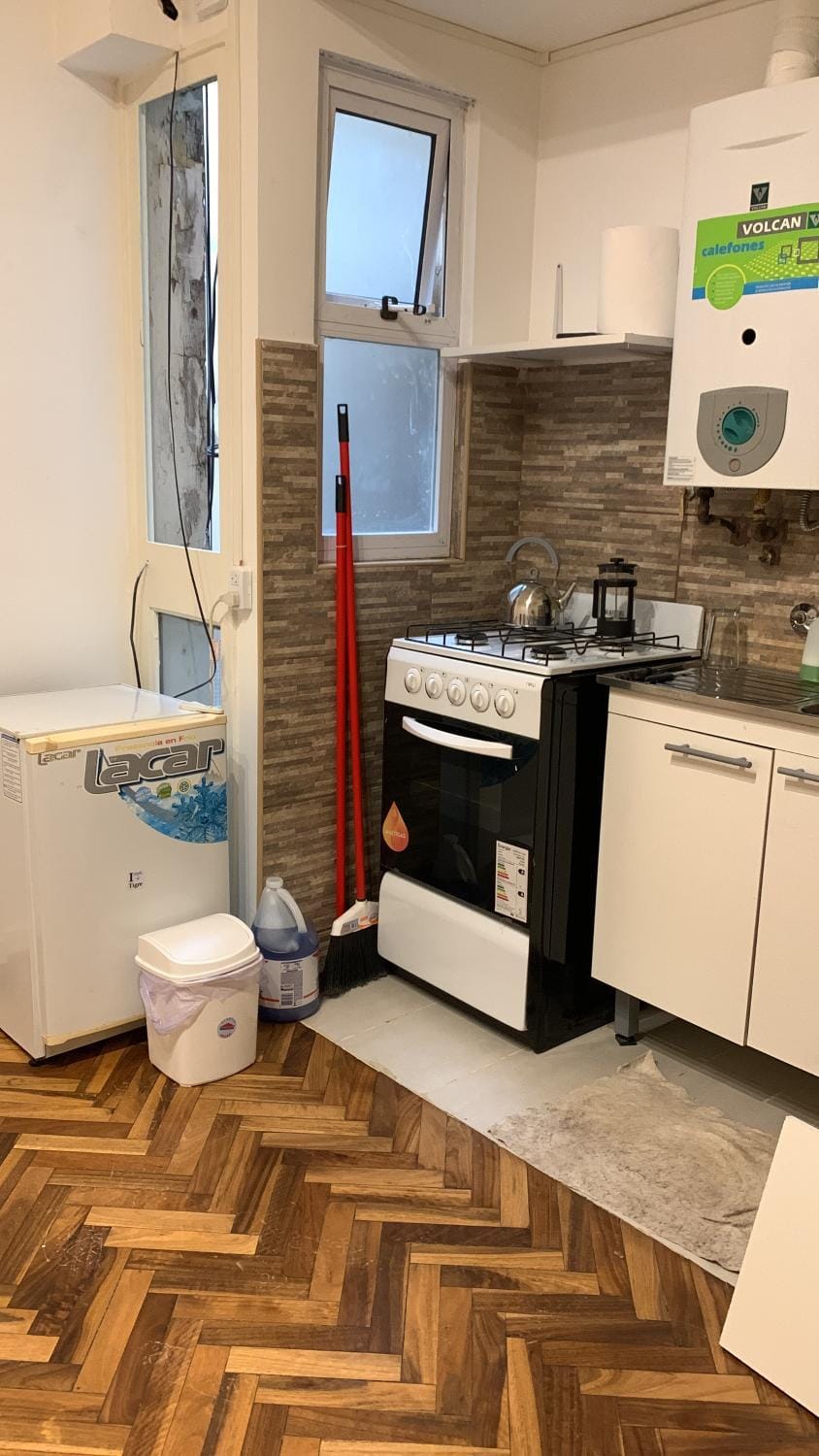 Kitchen or kitchenette, minibar