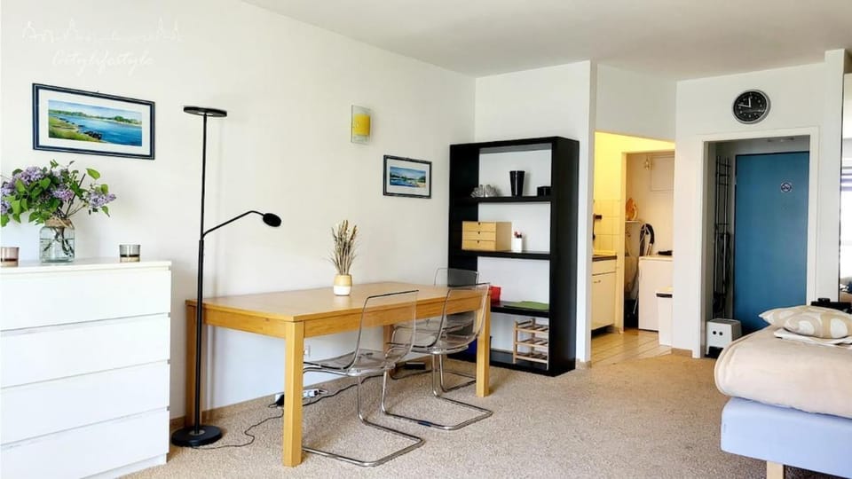 Photo of the whole room, Dining area