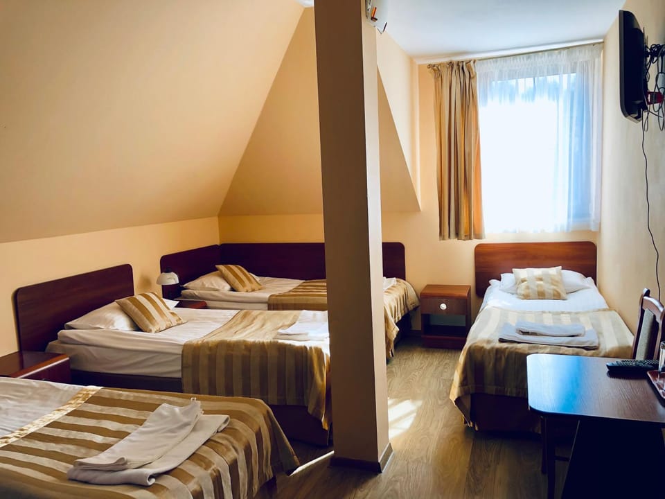 Bed, TV and multimedia, Photo of the whole room, Bedroom, towels