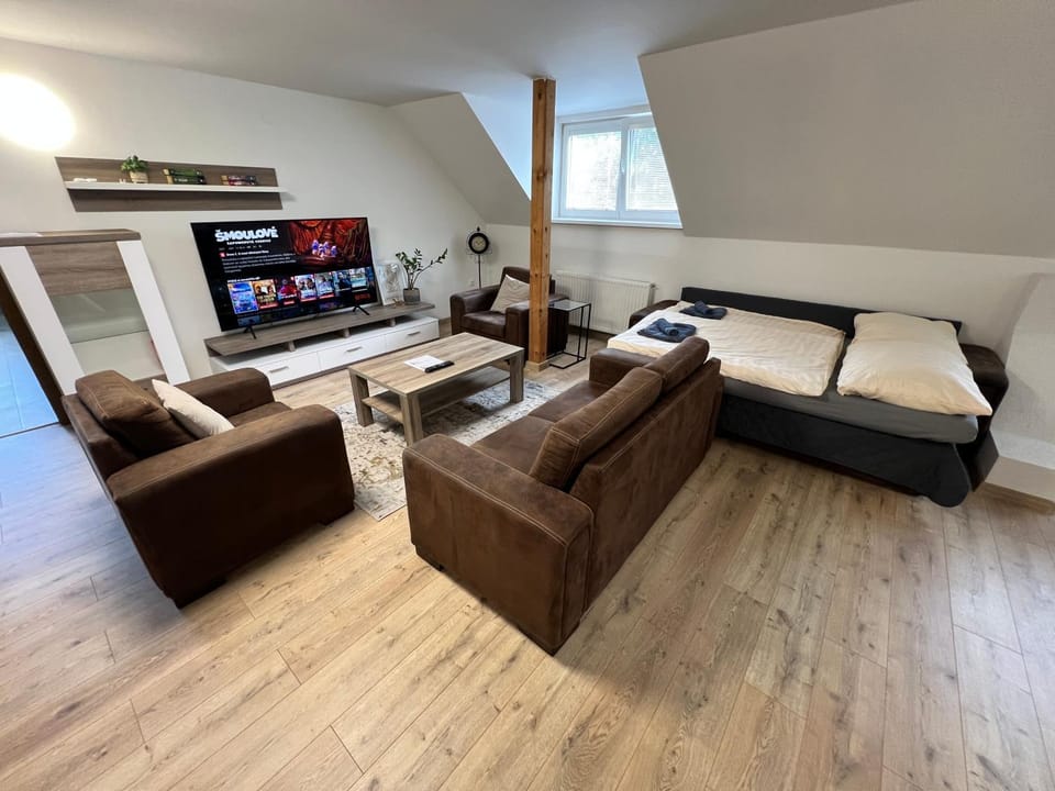 Communal lounge/ TV room, TV and multimedia, Living room, Seating area, Bedroom