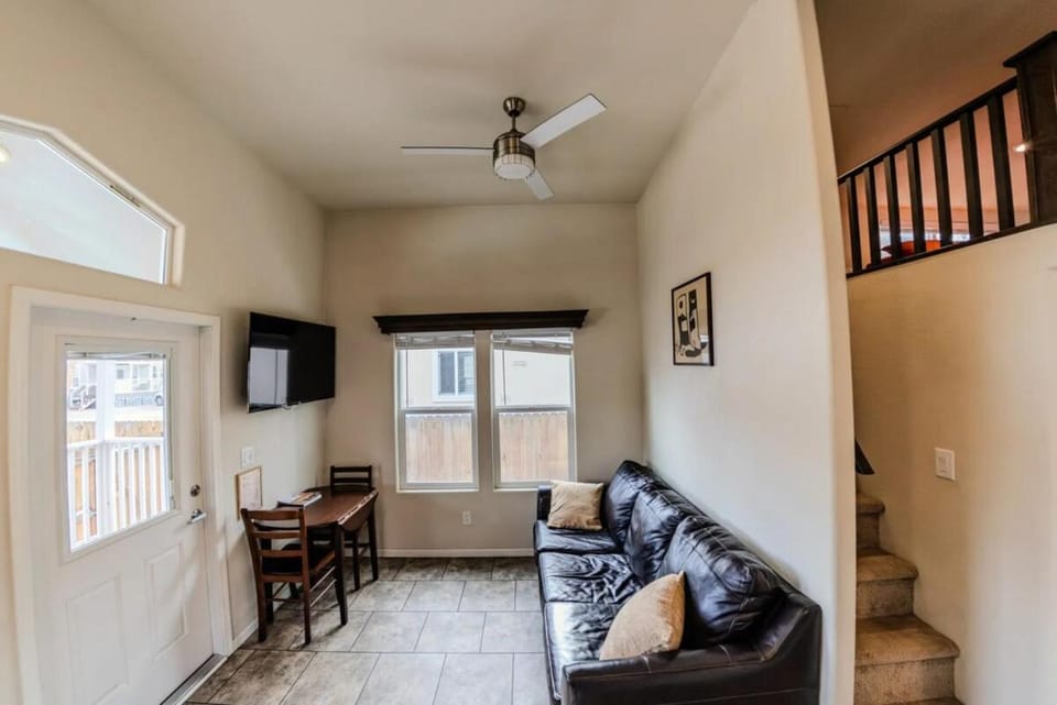 TV and multimedia, Living room, Seating area, Dining area