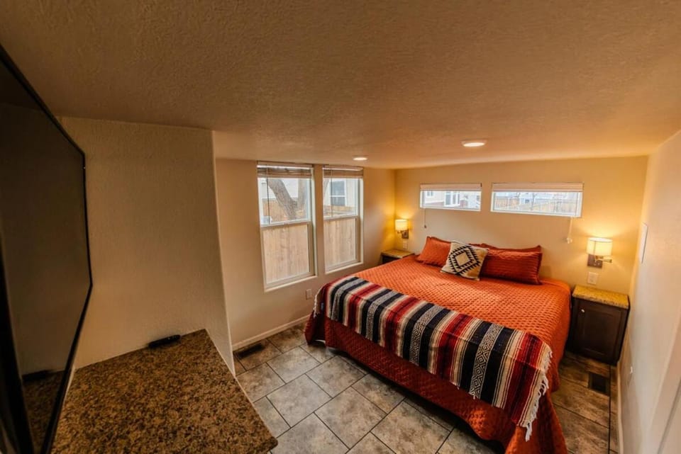 Bed, TV and multimedia, Photo of the whole room, Bedroom