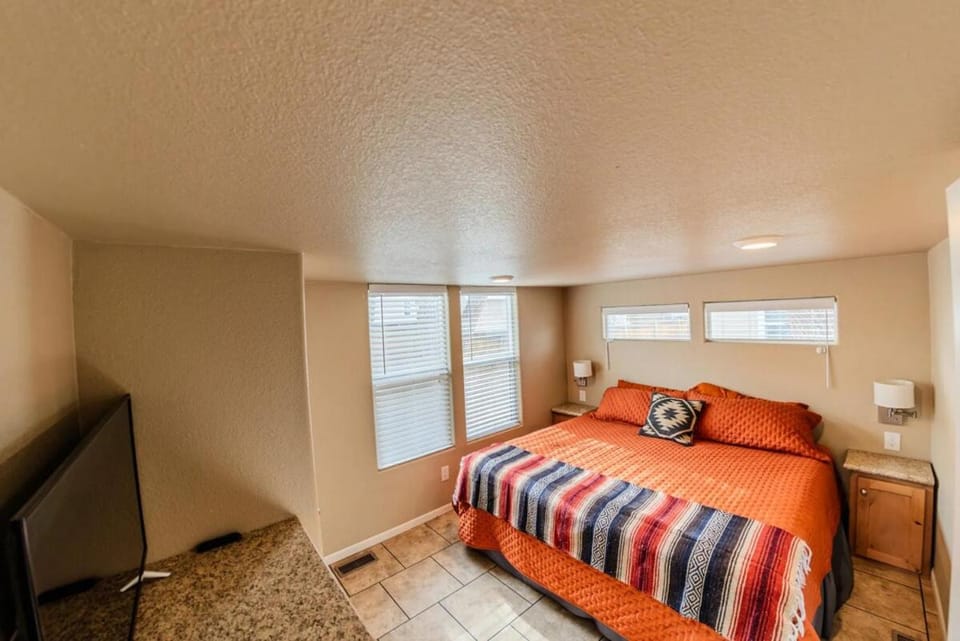 Bed, TV and multimedia, Photo of the whole room, Bedroom