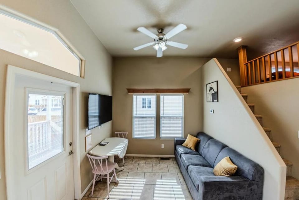 TV and multimedia, Living room, Seating area, Dining area
