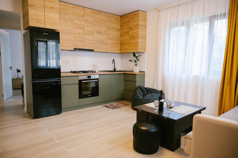 Kitchen or kitchenette, Dining area, minibar, oven, stove