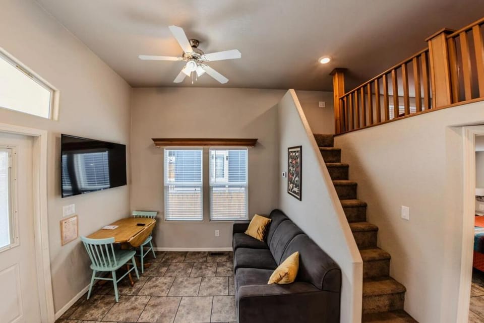 TV and multimedia, Living room, Seating area, Dining area
