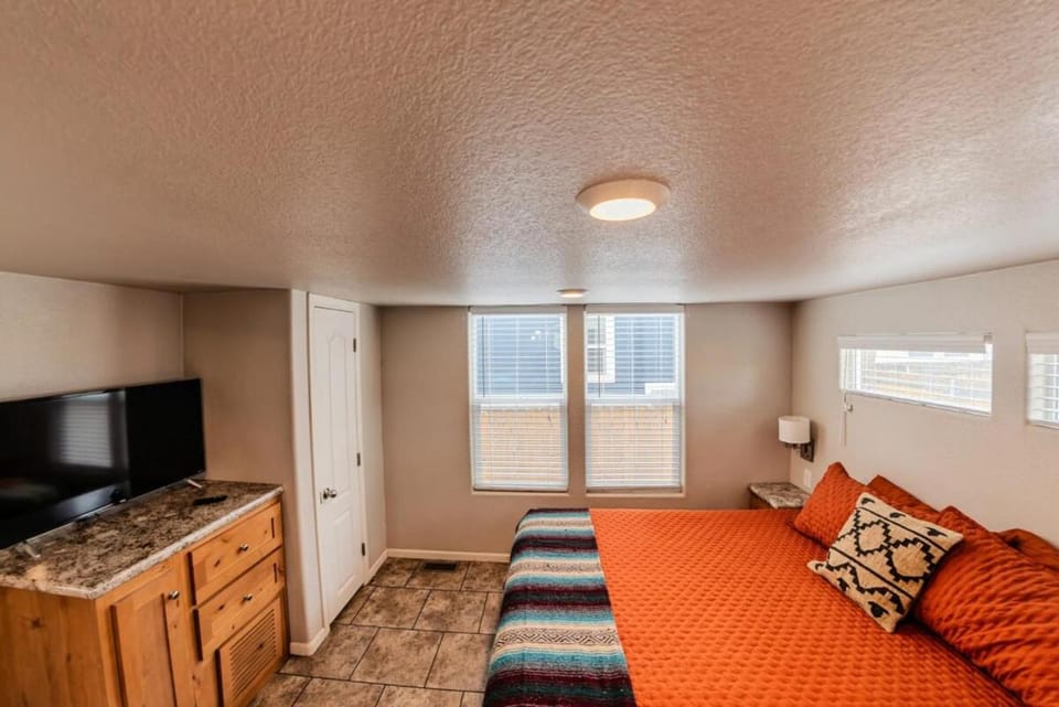 Bed, TV and multimedia, Photo of the whole room, Bedroom