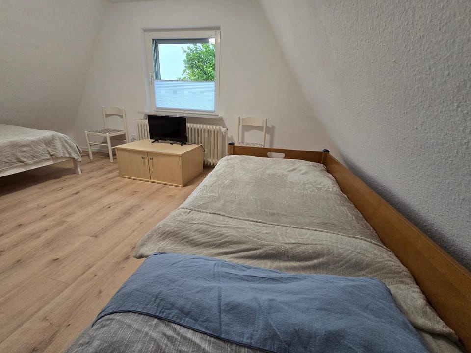 Bed, TV and multimedia, Photo of the whole room, Bedroom