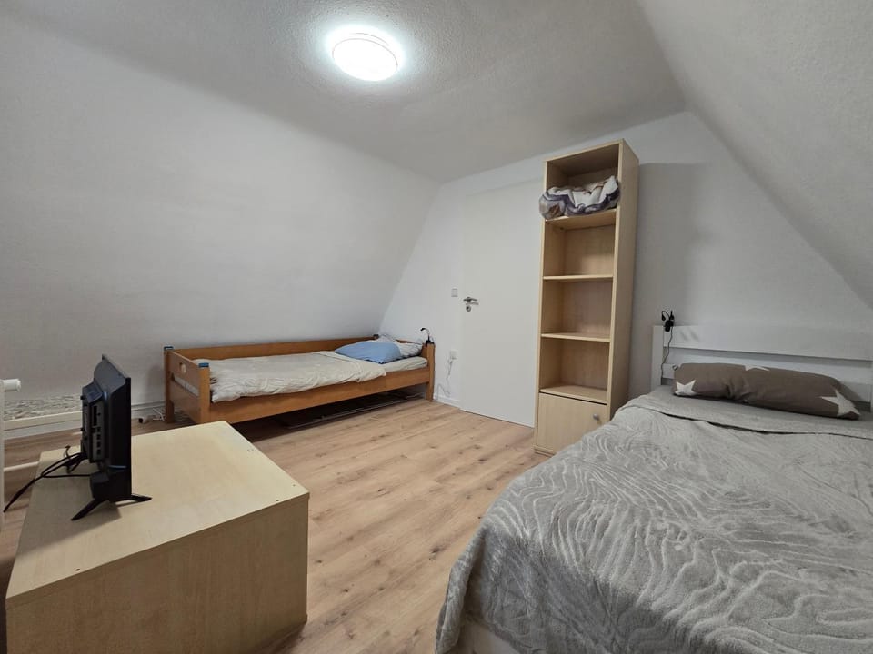 Bed, TV and multimedia, Photo of the whole room, Bedroom, wardrobe