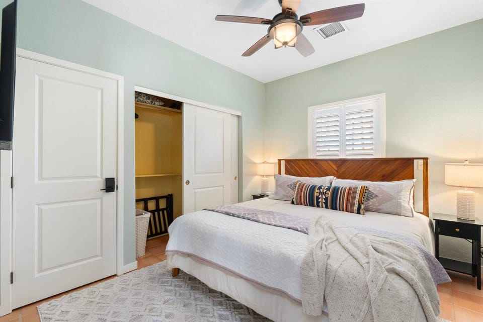 Bed, TV and multimedia, Bedroom
