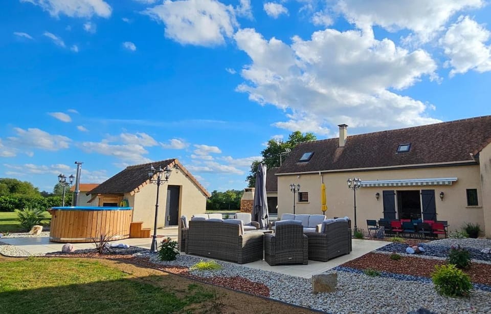 Gîte Les Chalottières - 12 pers avec bain nordique House in Pays de la Loire