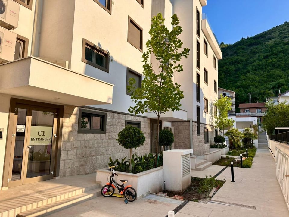 Property building, Spring, Neighbourhood, Natural landscape, Street view, Parking